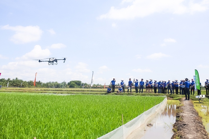 Nhân viên kỹ thuật Syngenta Việt Nam hướng dẫn các nữ nông dân về công nghệ mới trong sản xuất nông nghiệp. Ảnh: Syngenta Việt Nam.