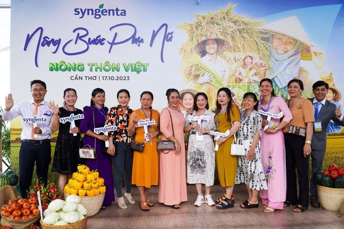 Hội thảo 'Nâng bước phụ nữ nông thôn Việt', được tổ chức nhân ngày Quốc tế Phụ nữ nông thôn (15/10) và Phụ nữ Việt Nam (20/10), nhằm ghi nhận những đóng góp của 'một nửa thế giới' trong phát triển nông nghiệp. Ảnh: Kim Anh.