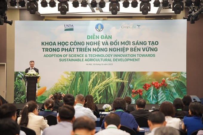 Mr. Ralph Bean, the Agricultural Attaché at the U.S. Embassy in Vietnam, believes that the implementation of sustainable agriculture has become extremely important in the context of climate change. Photo: Linh Linh.