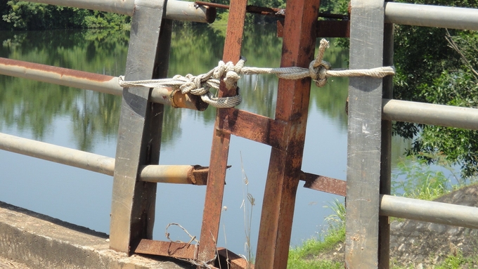 Cầu công tác đập dâng Lại Giang ở thị xã Hoài Nhơn được Công ty TNHH KTCTTL Bình Định dùng dây cột để khỏi bị rớt ra. Ảnh: V.Đ.T.
