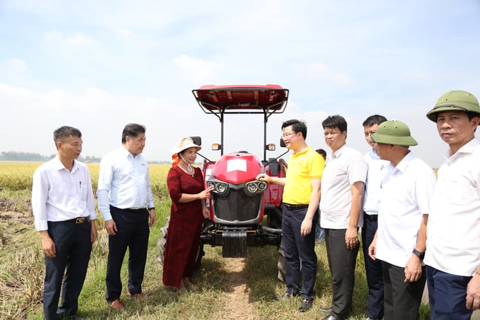 Ông Lê Quốc Thanh - Giám đốc Trung tâm Khuyến nông Quốc gia (thứ 2 từ trái sang) cùng đại diện các đơn vị trao máy kéo được hỗ trợ cho HTX Kinh doanh nông sản Quang Lanh. Ảnh: Lâm Hùng.
