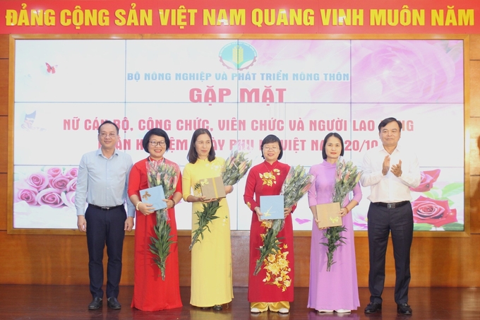 Thứ trưởng chia sẻ, lực lượng cán bộ nữ đóng vai trò rất quan trọng trong sự phát triển của Bộ NN-PTNT nói riêng, ngành nông nghiệp nói chung. Trong thời gian qua, lãnh đạo Bộ NN-PTNT luôn dành sự quan tâm và tạo mọi điều kiện tốt nhất để lực lượng cán bộ nữ có môi trường thuận lợi học tập, công tác, phát triển; đưa ra nhiều quan điểm, chỉ đạo để đảm bảo sự bình đẳng cho phụ nữ không chỉ trong các hoạt động chuyên môn mà còn trong công tác bổ nhiệm cán bộ nữ vào những vị trí quan trọng. 'Phụ nữ có đức tính cao quý là sự hy sinh, nhưng nếu chỉ để phụ nữ hy sinh là không công bằng. Trách nhiệm của lãnh đạo Bộ NN-PTNT, Ban Vì sự tiến bộ của phụ nữ Bộ là đền đáp xứng đáng cho sự hy sinh đó', Thứ trưởng Nguyễn Hoàng Hiệp nhấn mạnh.