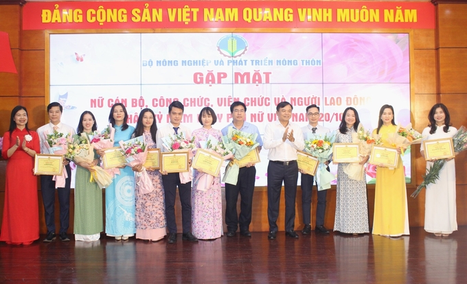 Bà Lan cũng thay mặt Ban Vì sự tiến bộ của phụ nữ Bộ NN-PTNT, Công đoàn Cơ quan Bộ tổng kết, công bố và trao giải cho các tác phẩm đoạt giải trong cuộc thi 'Khoảnh khắc đẹp hoạt động nữ công công đoàn'. Theo đó, có 16 ảnh đoạt giải, gồm: 1 giải Nhất, 2 giải Nhì, 3 giải Ba và 10 giải Khuyến khích. Bên cạnh đó, Ban tổ chức cũng chọn ra 3 ảnh có số lượng người yêu thích nhiều nhất để trao giải 'ảnh có nhiều tương tác trên fanpage'.