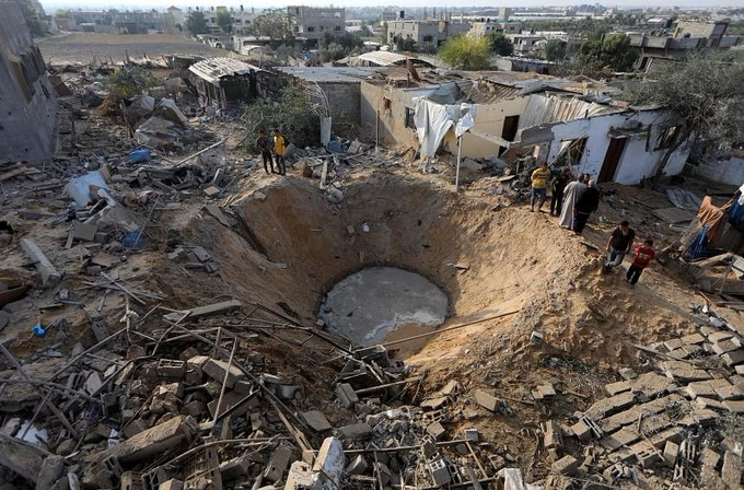 Một hố bom tại dải Gaza do cuộc không kích của Israel hôm 11/10 để lại. Ảnh: New York Times.