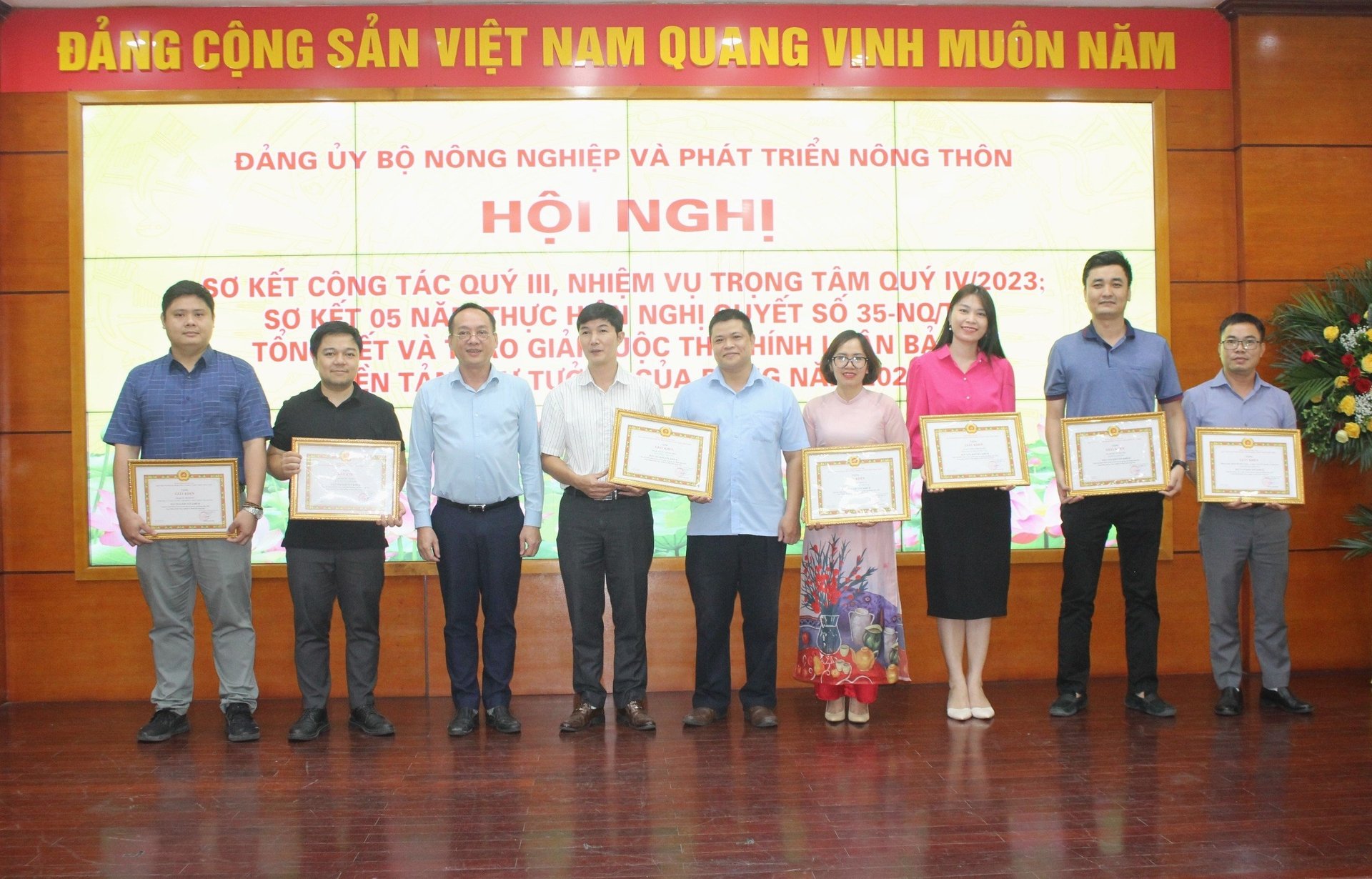 Đảng ủy Bộ NN-PTNT trao giấy khen cho 30 tác giả, nhóm tác giả có bài dự thi đoạt giải C và giải khuyến khích cuộc thi chính luận về bảo vệ nền tảng tư tưởng của Đảng năm 2023 trong Đảng bộ Bộ NN-PTNT.