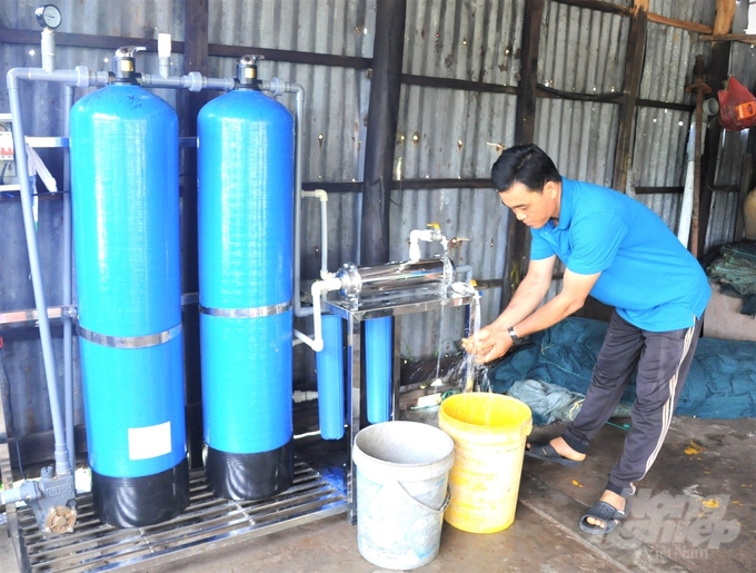 Mr. Nguyen Tai Ky's household in Minh Co Hamlet, Van Khanh Dong Commune, recently installed a cluster model capable of providing water to three to five neighboring households. This system is equipped with a water purification standard, allowing for direct consumption. The model features a simple installation process and ease of use. Photo: Trung Chanh.