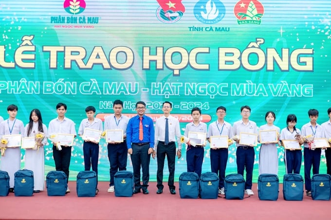 Ông Trần Chí Nguyện, Phó Tổng giám đốc Công ty Cổ phần Phân bón Dầu khí Cà Mau (áo trắng giữa)  trao học bổng cho các em học sinh. Ảnh: PVCFC.