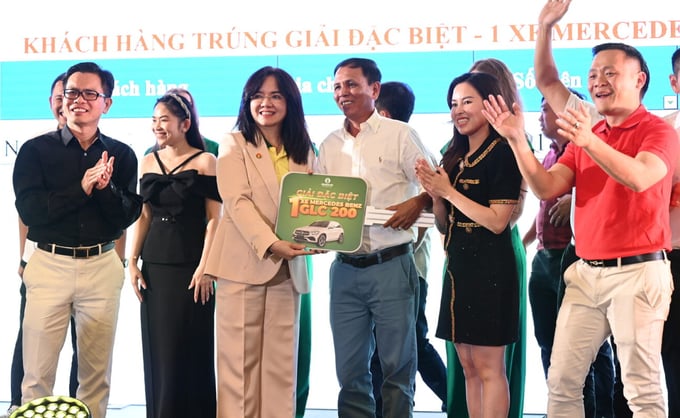 Bà Nguyễn Thị Hiền, Phó Tổng giám đốc Công ty Cổ phần Phân bón Dầu khí Cà Mau trao giải Đặc biệt cho đại lý trúng thưởng. Ảnh: PVCFC.