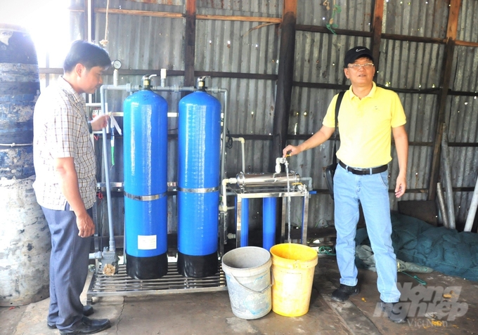 The research project aims to identify low-cost solutions and technologies for collecting and treating rainwater and surface water, which will enable decentralized water supply solutions for individual households and small communities to adapt to drought and saltwater intrusion in the coastal provinces of the Mekong Delta region. Photo: Trung Chanh.