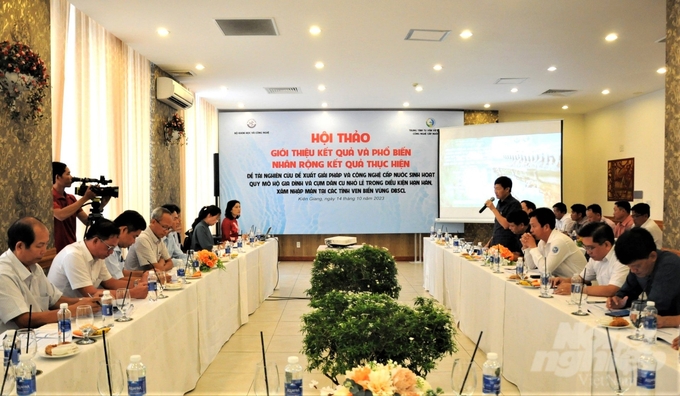Professor Dr. Nguyen Van Tinh, the Project Director, presenting his report during the workshop held to introduce and disseminate the results of the project 'Research and proposal of technological solutions for Water Supply in Households and Small Communities in response to drought and saltwater intrusion in the coastal provinces of the Mekong Delta region.' Photo: Trung Chanh.