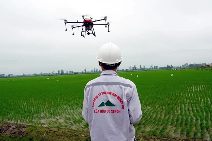 Farmers have never experienced such convenience in the process of organic rice production. Photo: Vo Dung.