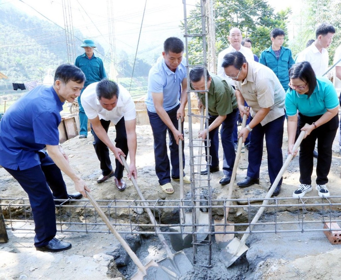 Ông Giàng Seo Vần, Chủ tịch Ủy ban Mặt trận Tổ quốc Việt Nam tỉnh Lào Cai (thứ 2 từ phải qua) khởi công xây nhà Đại đoàn kết cho hộ nghèo. Ảnh: H.Đ.