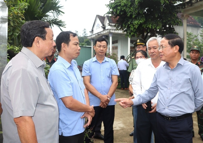 Ông Phạm Anh Tuấn, Chủ tịch UBND tỉnh Bình Định (ngoài cùng bìa phải), khảo sát tình hình sạt lở tại huyện An Lão trước mùa mưa lũ năm 2023. Ảnh: V.Đ.T.