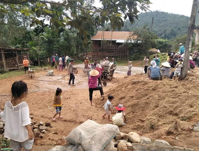 Người dân xã An Vinh (huyện An Lão, Bình Định) dọn dẹp sau sạt lở đất vào mùa mưa lũ năm 2022. Ảnh: V.Đ.T.