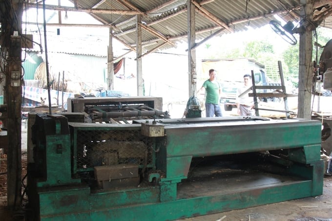 Many machines are abandoned because the processed products cannot be sold. Photo: Thanh Tien.