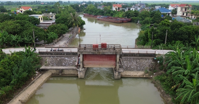 Công trình cống Thuyền Quang được xây dựng từ thời Pháp nhưng hàng năm cũng chỉ thực hiện duy tu nhỏ không đáp ứng nhu cầu phục vụ sản xuất nông nghiệp cũng như phục vụ dịch vụ công ích thủy lợi. Ảnh: Huy Bình. 