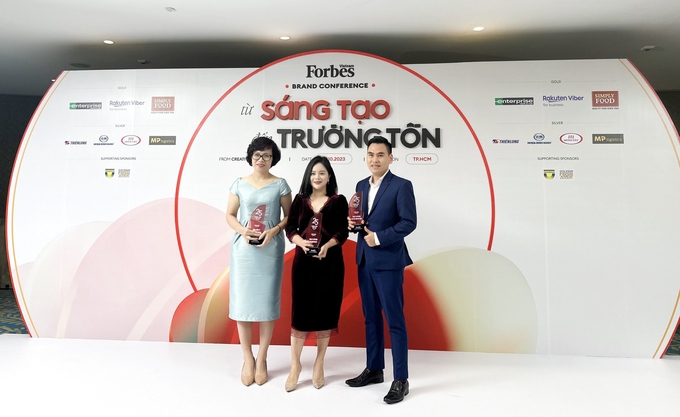Đại diện Tập đoàn GELEX, Viglacera và CADIVI nhận Cup vinh danh tại sự kiện do Forbes Việt Nam tổ chức, ngày 17/10 tại TP HCM. Ảnh: GELEX.