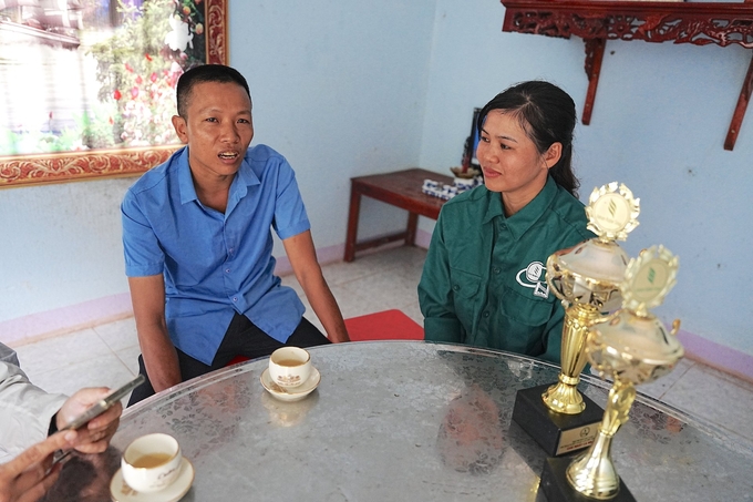 Chồng Phượng, anh Đỗ Văn Chiến (bìa trái): 'Em làm không giỏi bằng vợ, nên cố gắng hỗ trợ cô ấy mọi mặt'. Ảnh: Phúc Lập.