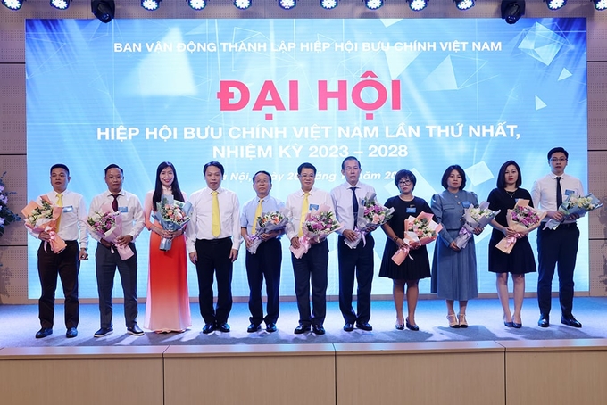 Ra mắt Ban Chấp hành Hiệp hội Bưu chính Việt Nam.