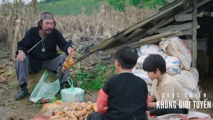 A Hoàn dụ dỗ 2 đứa trẻ giúp ông vẩn chuyển ma túy. Ảnh chụp màn hình