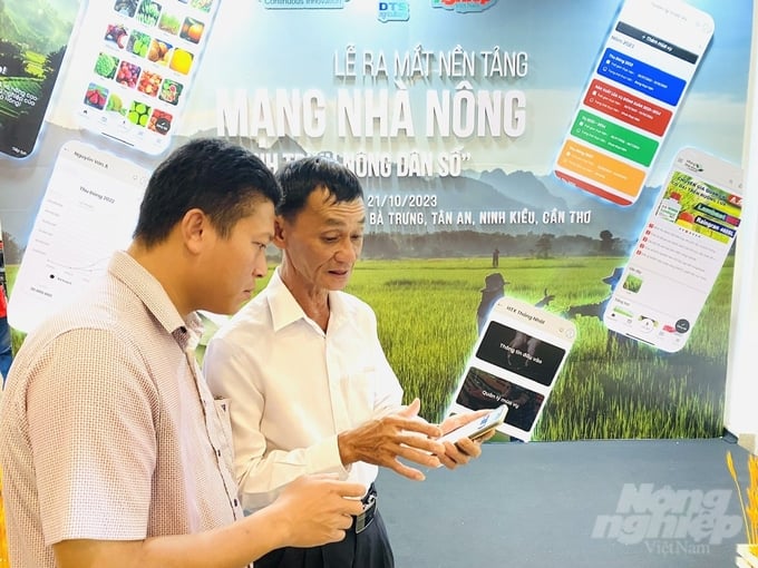 Nông dân và HTX tiếp cận tiếp cận công nghệ số trên nền tảng 'Mạng nhà nông - Hành trình nông dân số'. Ảnh: Lê Hoàng Vũ.