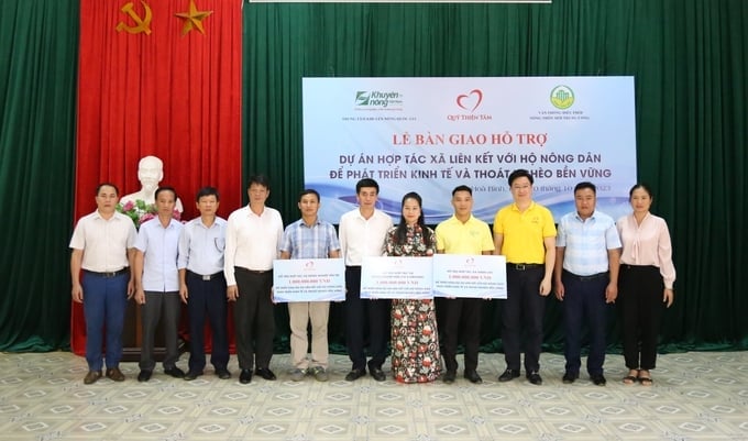 Trung tâm Khuyến nông quốc gia cùng đại diện Quỹ Thiện Tâm, Văn phòng Điều phối NTM Trung ương trao kinh phí cho các hợp tác xã tại buổi lễ.  Ảnh: Lâm Hùng.