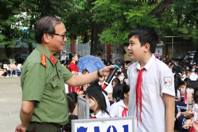 Thượng tá, TS Đào Trung Hiếu chia sẻ với học sinh Trường THCS Đống Đa.
