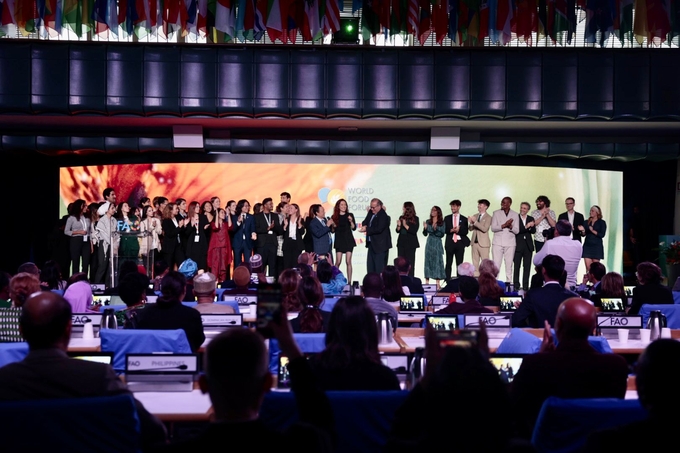 FAO Director-General QU Dongyu and his staff at the closing ceremony of the 2023 World Food Forum.