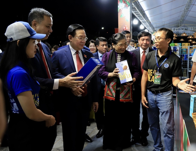 Chủ tịch Quốc hội Vương Đình Huệ thăm các gian hàng giới thiệu sản phẩm cà phê. Ảnh: Hùng Khang.