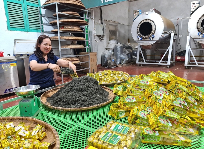 Ms. Vu Thi Thanh Hao, the Chairwoman of the Board of Directors of Thinh An Tea Cooperative, packs her cooperative's tea products. Photo: Dao Thanh.