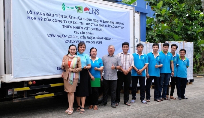 Tập thể cán bộ nhân viên nhà máy trong ngày bàn giao lô hàng xuất khẩu chính ngạch sang thị trường Hoa Kỳ. Ảnh: Hồ Ngọc.