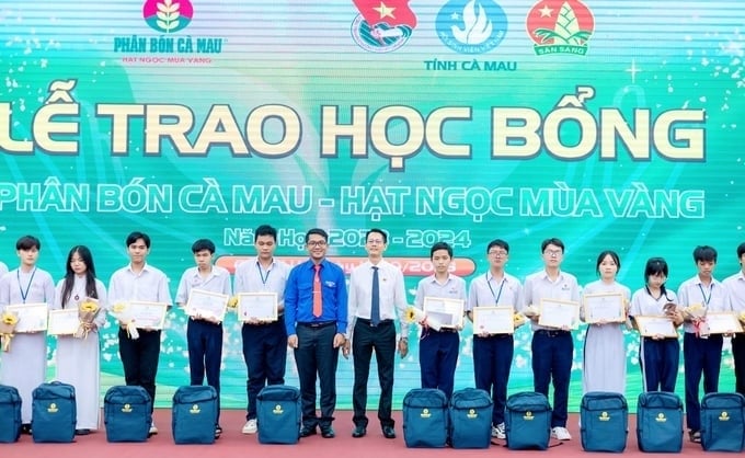 Mr. Tran Chi Nguyen, Deputy General Director of Ca Mau Petroleum Fertilizer Joint Stock Company (white shirt in the middle),  awarded scholarships to students. Photo: PVCFC.