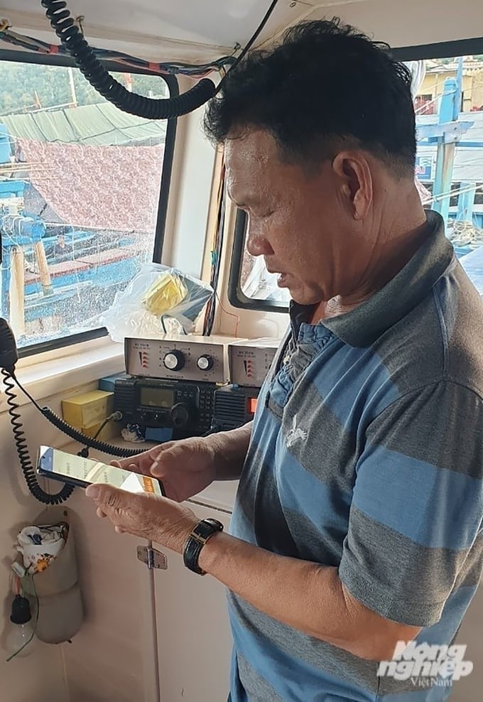Fishermen apply digital transformation to declaring and transferring printed data to submit to functional agencies managing fishing ports very quickly. Photo: MS.