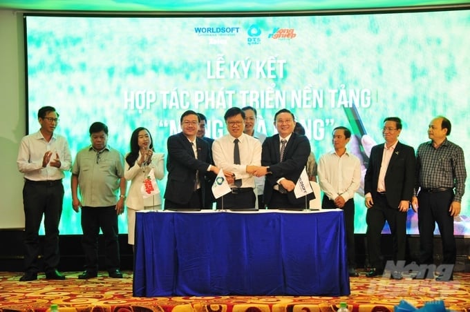 The Digital Transformation and Agricultural Statistics Center under the Ministry of Agriculture and Rural Development, Vietnam Agriculture Newspaper and Worldsoft Software Company signing a cooperation agreement on the Farmers' Network platform. Photo: Le Hoang Vu.