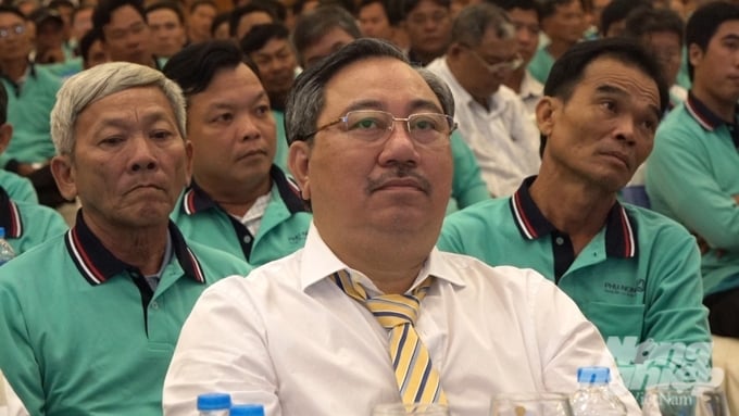 Ông Trần Anh Tuấn (áo trắng), Tổng Giám đốc Công ty TNHH Phú Nông, họp mặt cùng các hội viên CLB nông dân Phú Nông. Ảnh: Hồ Thảo.