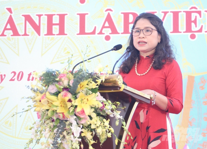 Associate. Prof. Dr. Dang Thi Lua, Director of the RIA I, shared about the achievements that the institute has achieved in 60 years of construction and development. Photo: Trung Quan.