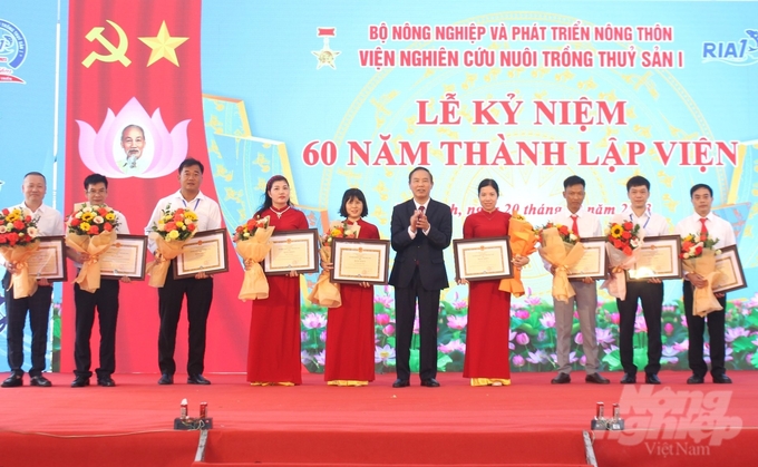 Deputy Minister Phung Duc Tien awarded the Certificate of Merit from the MARD to 2 groups and 7 individuals of the Research Institute for Aquaculture I who have successfully completed their work tasks in 2021-2022. Photo: Trung Quan.