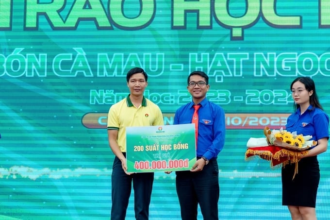 Mr. Nguyen Van Tu, Secretary of PVCFC Youth Union, presented the logo sign at the ceremony. Photo: PVCFC.