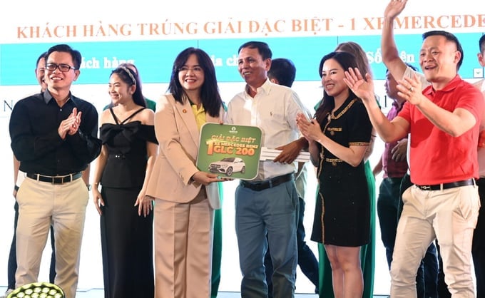 Mrs. Nguyen Thi Hien, Deputy General Director of Ca Mau Petroleum Fertilizer Joint Stock Company, awarded a special award to the winning agent. Photo: PVCFC.