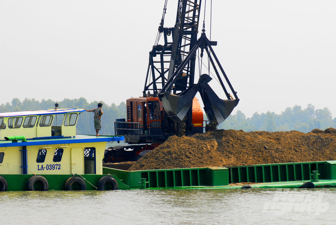 Theo WWF Việt Nam, trữ lượng cát tại sông Tiền và sông Hậu ở ĐBSCL còn khoảng 367 - 550 triệu m3. Ảnh: Lê Hoàng Vũ.