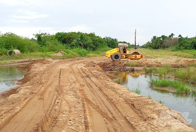 Hiện nay ĐBSCL đang phát triển các tuyến cao tốc, lượng cát đang thiếu hụt rất lớn, không đủ để phục vụ đắp nền nên đã ảnh hưởng đến tiến độ thực hiện các công trình. Ảnh: Lê Hoàng Vũ.