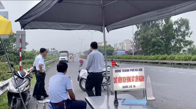 Lực lượng chức năng ra quân kiểm tra tại chốt kiểm dịch động vật liên ngành quốc lộ 1A (huyện Phú Xuyên, Thành phố Hà Nội). Ảnh: Thảo Phương
