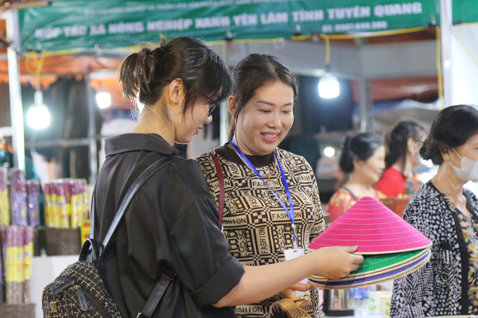 Đông đảo người dân TP Hải Phòng tham quan và mua các sản phẩm OCOP tại hội chợ. Ảnh: Đinh Mười.
