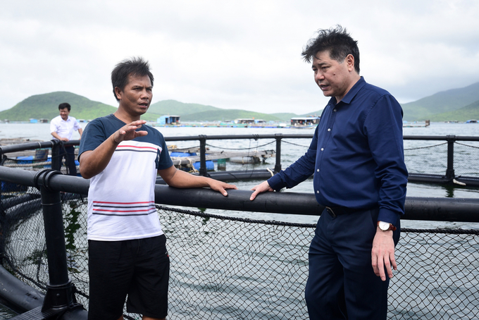 Ông Lê Quốc Thanh (phải), Giám đốc Trung tâm Khuyến nông Quốc gia khảo sát mô hình nuôi biển bằng lồng HDPE do dự án khuyến nông trung ương hỗ trợ. Ảnh: Kim Sơ.