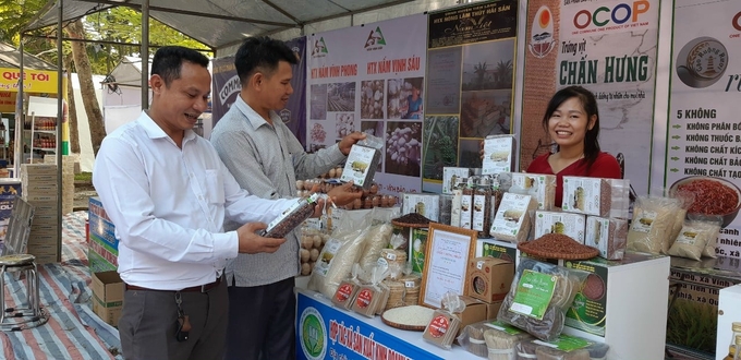 The fair is an opportunity to promote trade, promote and introduce OCOP products and regionally specific products. Photo: Dinh Muoi.