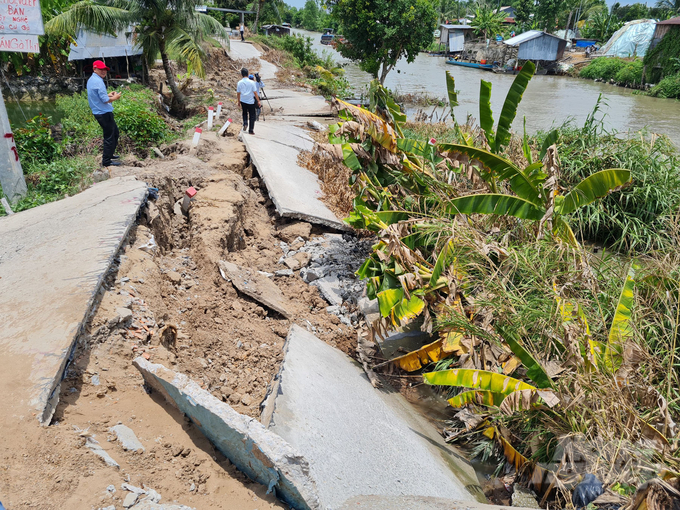 Sạt lở làm sụp nát đường dọc theo kênh Thắng Lợi 1, huyện Vĩnh Thạnh, TP Cần Thơ. Ảnh: CTV.
