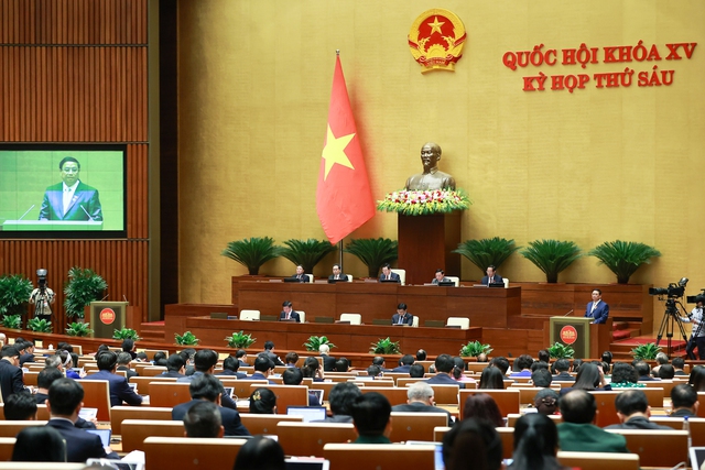 Thủ tướng Phạm Minh Chính trình bày Báo cáo đánh giá kết quả thực hiện Kế hoạch phát triển KTXH năm 2023, dự kiến Kế hoạch phát triển KTXH năm 2024. Ảnh: VGP/Nhật Bắc.