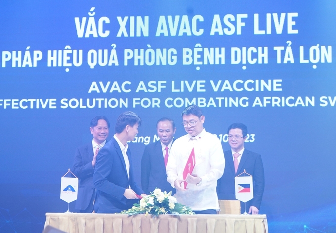 Mr. Nguyen Van Diep, CEO of AVAC Vietnam Joint Stock Company, and Mr. Juan Carlos Robles, CEO of KPP Powers Commodities Inc, signing the vaccine distribution cooperation agreement. Photo: Nguyen Thanh.
