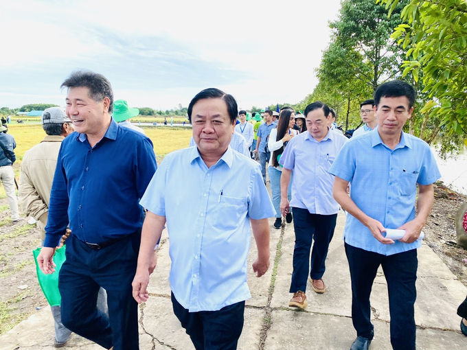 Bộ trưởng Bộ NN-PTNT Lê Minh Hoan và lãnh đạo Trung tâm Khuyến nông Quốc gia tham dự Lễ hội Cơ giới hóa châu Á (Agritechnica Asia Live 2022) tại TP Cần Thơ. Ảnh: Lê Hoàng Vũ.