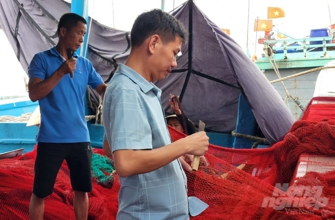 Fisherman Nguyen Huu Hai and his workers repaired fishing gear and prepared to go out to sea. Photo: Tam Phung.